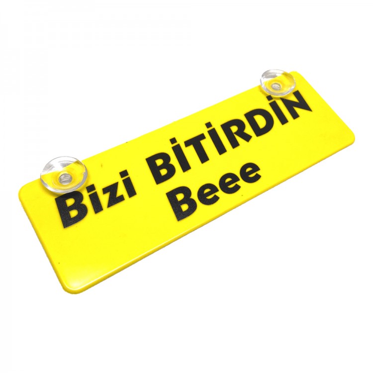 Bizi Bitirdin Bee Yazılı Sarı Dekor Plaka Vantuzlu Cam Süsü 22x7.5cm BBB2
